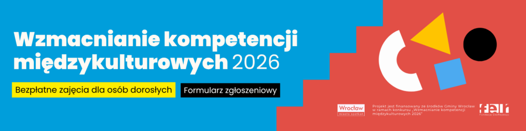Baner promujący formularz zgłoszeniowy do bezpłatnych zajęć dla osób dorosłych w ramach projektu „wzmacnianie kompetencji międzykulturowych 2026”. Na niebiesko-czerwonym tle widnieje duży biały tytuł, żółty pasek z informacją o bezpłatnych zajęciach oraz czarny przycisk z napisem „formularz zgłoszeniowy”. Po prawej stronie znajdują się abstrakcyjne geometryczne kształty, a na dole logotypy Wrocławia i Fundacji EkoRozwoju oraz informacja o finansowaniu projektu ze środków Gminy Wrocław.